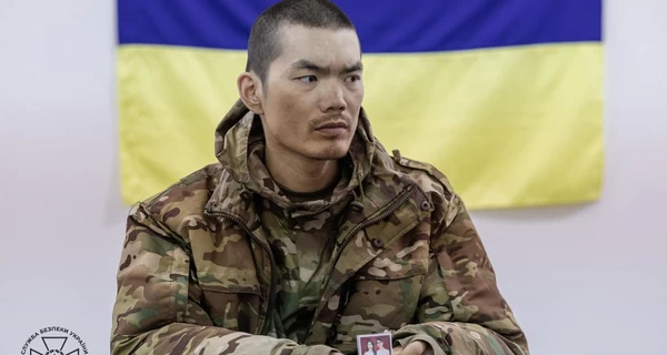 Зеленский опубликовал новое видео допроса пленного из КНР - просит не возвращать его в РФ 