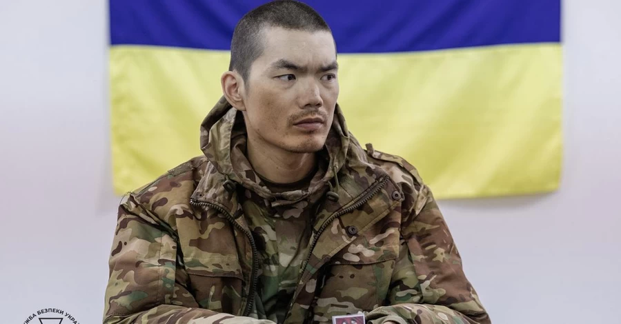 Зеленский опубликовал новое видео допроса пленного из КНР - просит не возвращать его в РФ 