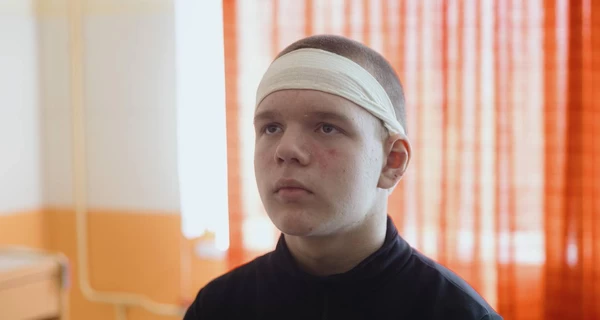 Во время удара по Сумам 13-летний раненый парень спас людей из горящего автобуса