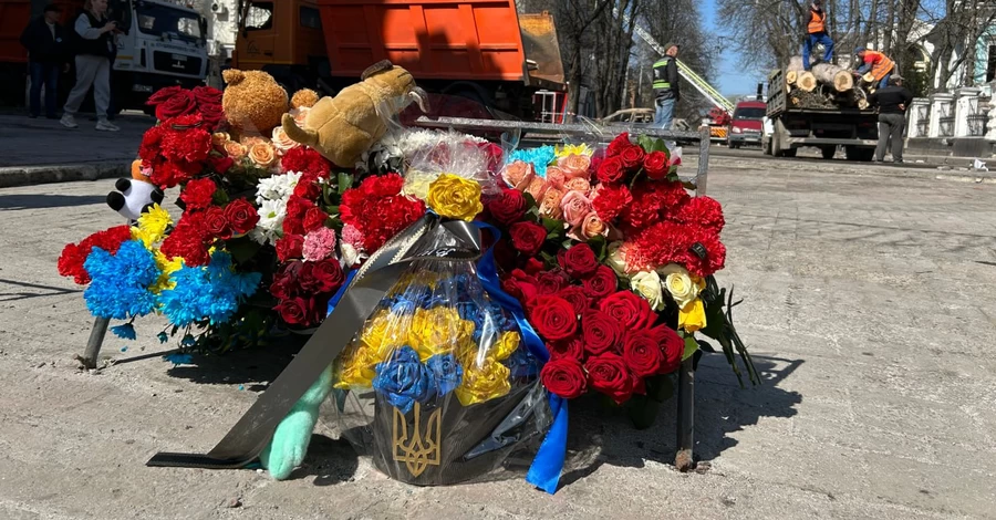 На місце російського удару в Сумах місцеві жителі несуть квіти та іграшки