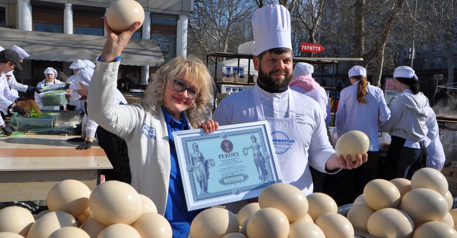На Одещині встановили рекорд України, зваривши для зеленого борщу 100 страусиних яєць