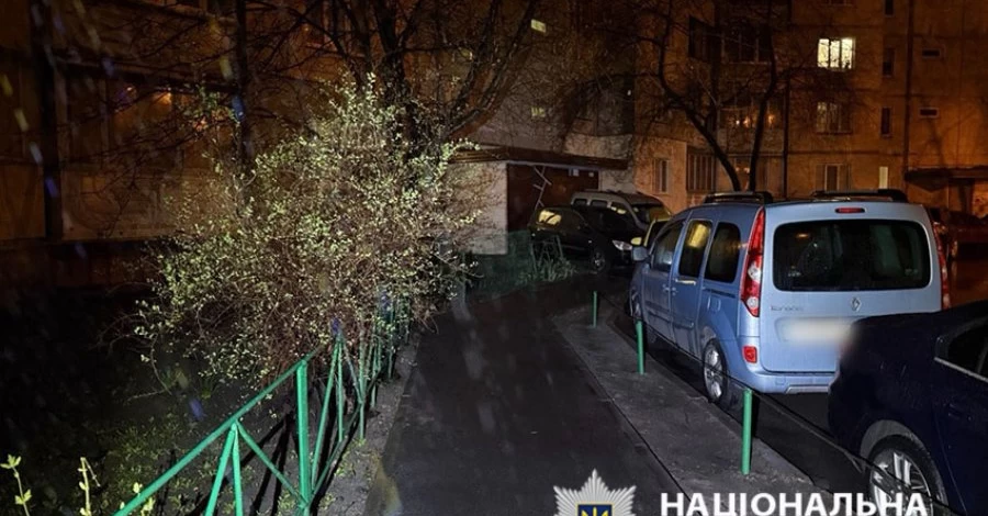 У Києві чоловік з ножем напав на військового 