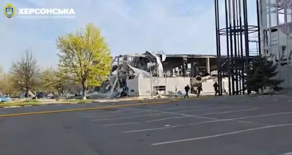 Россияне утром атаковали Центральный район Херсона - есть погибший и травмированные