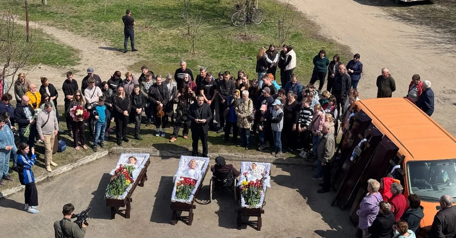 На Сумщині поховали родину, яка загинула під час ракетного удару РФ