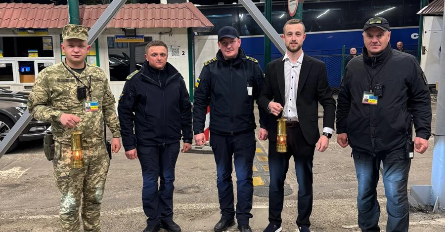 В Украину уже прибыл Благодатный огонь