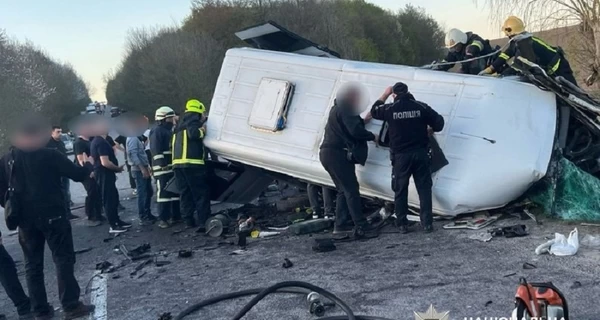 В Винницкой области легковушка столкнулась с маршруткой - три человека погибли, восемь получили травмы
