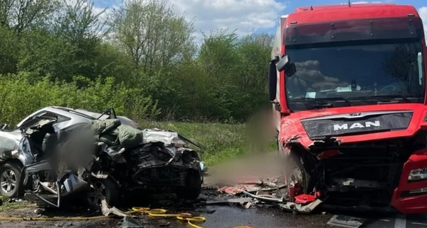 На Львовщине в результате столкновения легковушки и грузовика погибли три человека