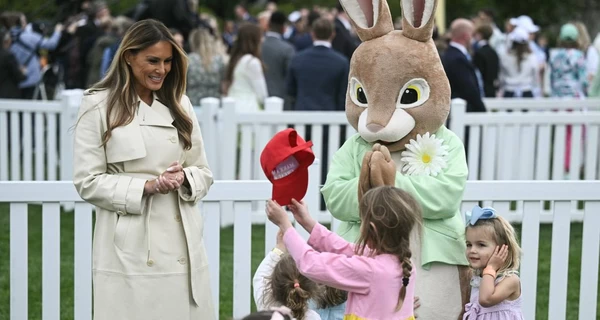 Меланія Трамп у шкіряному плащі взяла участь у Великодньому ярмарку біля Білого дому