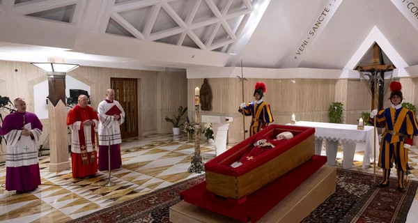 Ватикан показал первые посмертные фото Папы Римского и назвал дату похорон