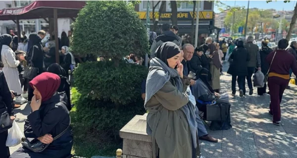 В Стамбуле произошло сильное землетрясение - люди в панике выбегали из домов