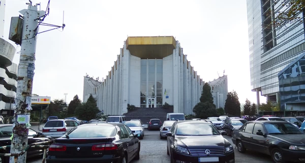 В результате ракетного удара по Киеву поврежден Центральный дворец бракосочетаний