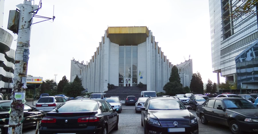 Внаслідок ракетного удару по Києву пошкоджено Центральний палац одружень