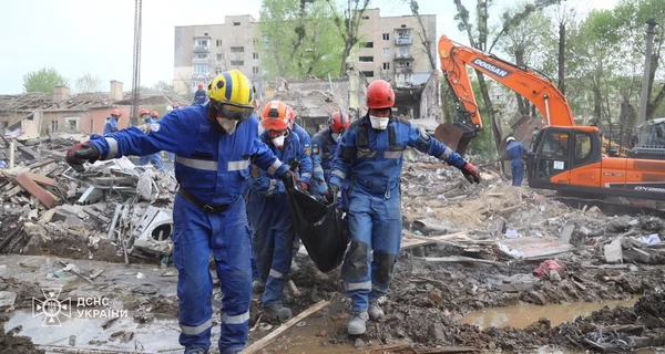 Из-под завалов дома в Киеве извлекли четыре тела - количество жертв возросло до 12