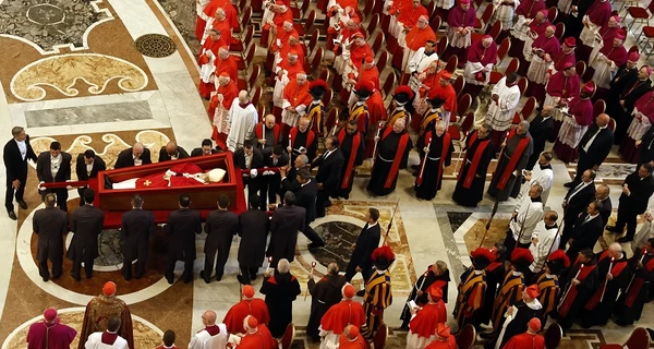 В последний день прощания с Папой Римским в Ватикане – небывалые очереди