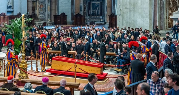 В Ватикане началась церемония прощания с Папой Римским