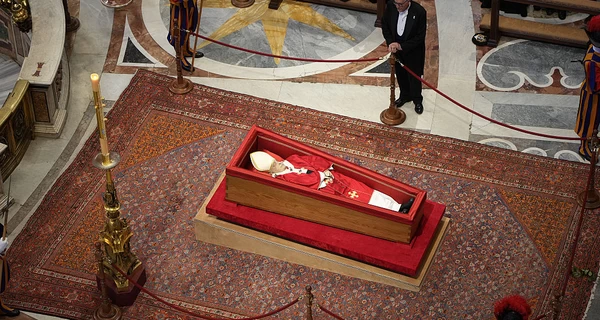 Похоронная месса по Папе Римскому завершилась - гроб везут на захоронение