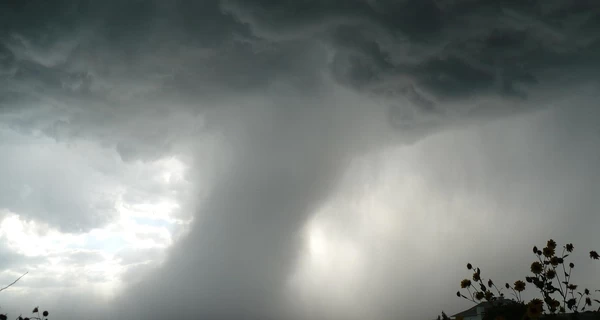 Над Киевской областью пронесся смерч - его заметили в Броварском районе