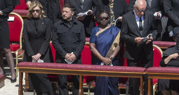 Зеленский на прощание с Папой Римским надел костюм от украинского производителя 