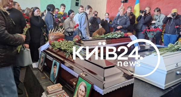 В Киеве прощаются с 17-летним парнем и его родителями, погибшими в результате ракетного удара