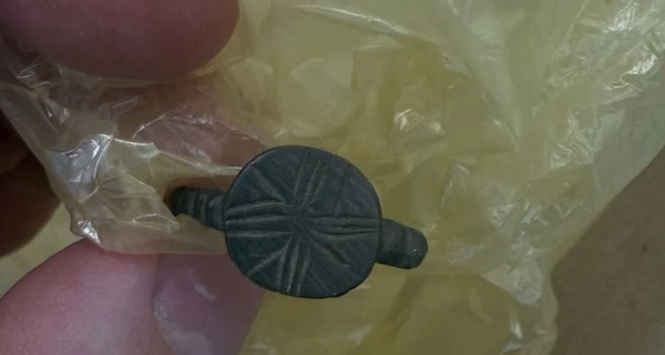 Львовские таможенники обнаружили в международной посылке кольца XII-XIV веков и фибулу, которой почти 2 тысячи лет