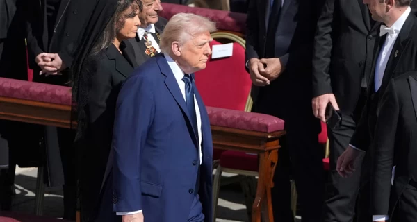 Трамп нарушил дресс-код на похоронах Папы Римского - дело в его костюме 