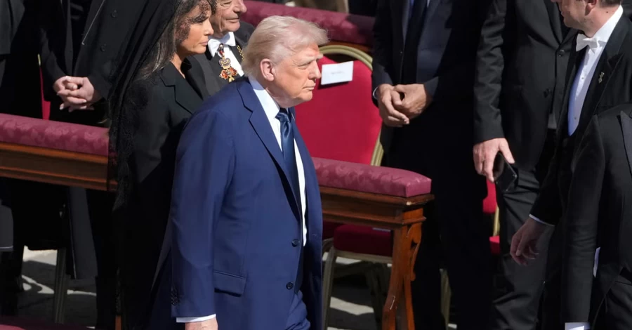 Трамп нарушил дресс-код на похоронах Папы Римского - дело в его костюме 