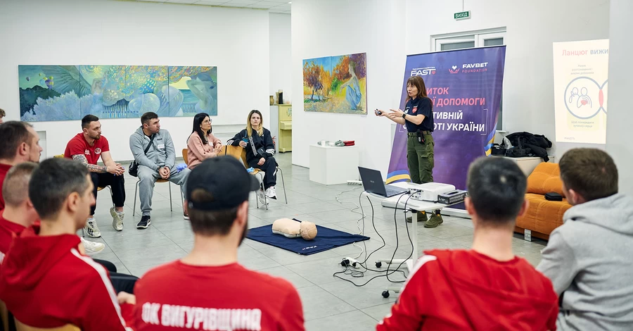 Рядом в критический момент: тренеры осваивают навыки оказания помощи детям