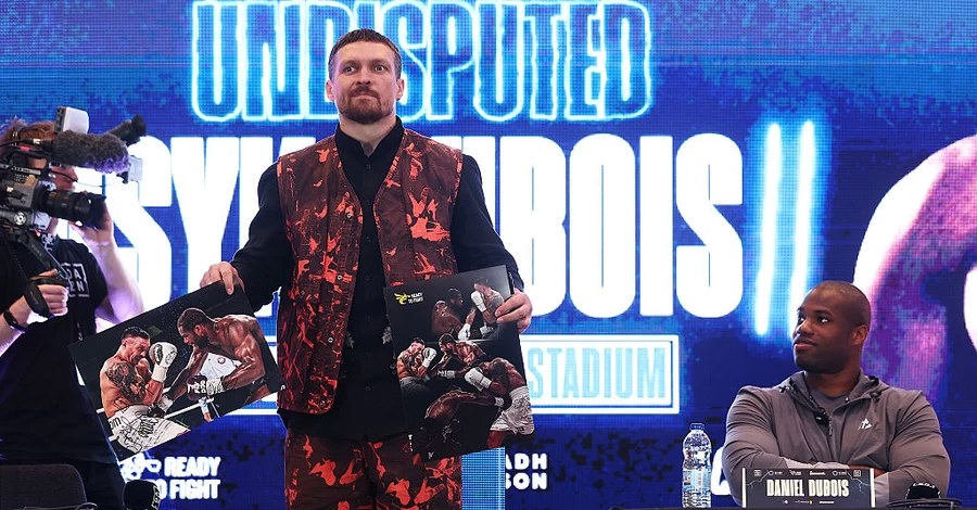 Усик подарував Дюбуа фото зі скандальним ударом з їхнього поєдинку