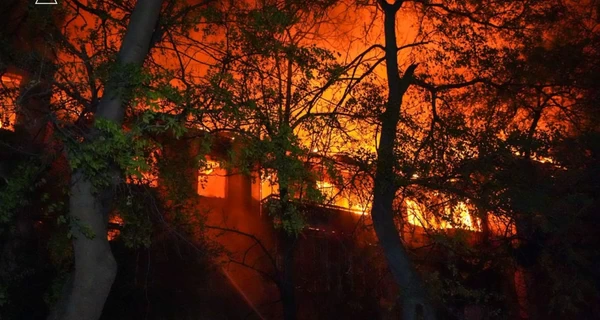 В Одессе до сих пор разбирают завалы в многоэтажке, РФ атаковала город 21 дроном, - Зеленский