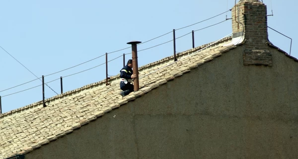 В Ватикане установили дымоход, из которого мир оповестят о выборе нового Папы Римского