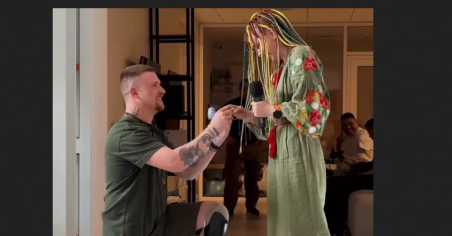 Во Львове ветеран на протезах сделал предложение любимой при выписке из реабилитационного центра