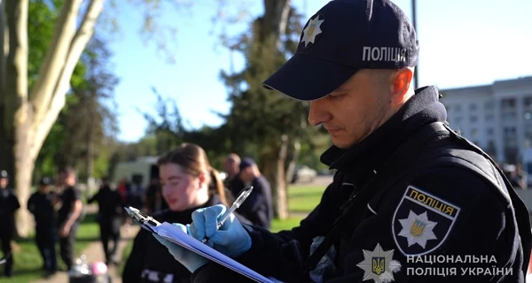 В Одессе мужчина напал с ножами на полицейских, есть раненые