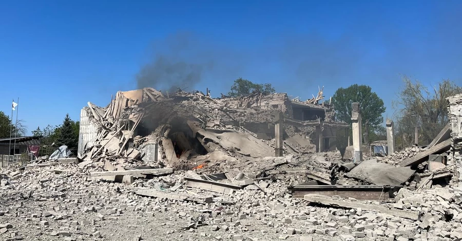 Армия РФ авиабомбой уничтожила пожарную часть в Купянске