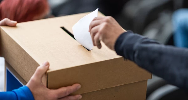 В Румынии повторно выбирают президента после 