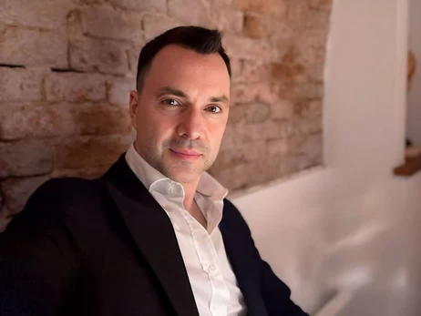 Арестович, який потрапив під санкції РНБО, заявив, що в його літак вдарила блискавка