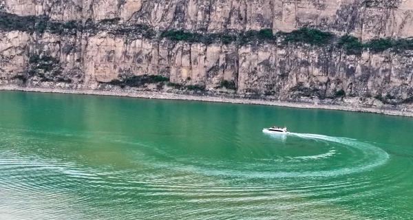 В Китае во время экскурсии перевернулись несколько туристических лодок, погибли 10 человек