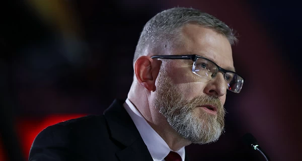 Кандидат в президенты Польши Гжегож Браун сорвал флаг ЕС и вытер им обувь