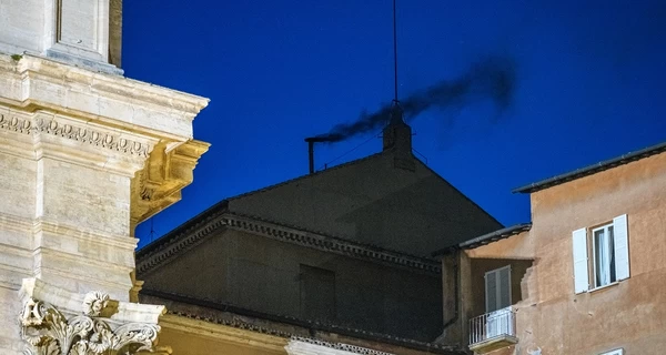 Конклав продолжается: вечером над Ватиканом взвился черный дым