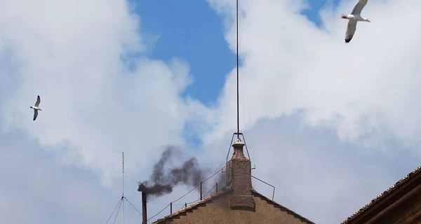 Над Ватиканом снова поднялся черный дым - конклав продолжается 