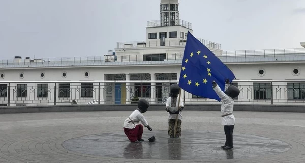 Мини-скульптуры основателей Киева переодели ко Дню Европы