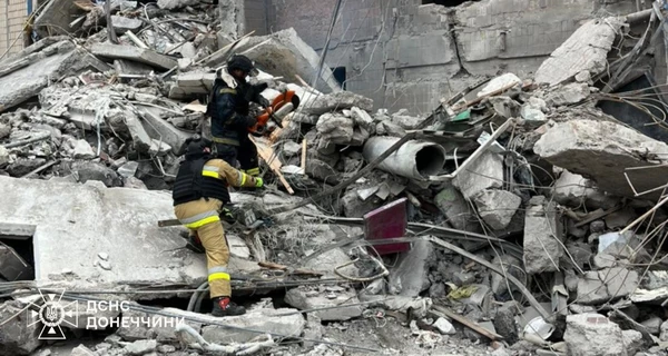 В Константиновке после российского авиаудара из-под завалов девятиэтажки достали тело женщины