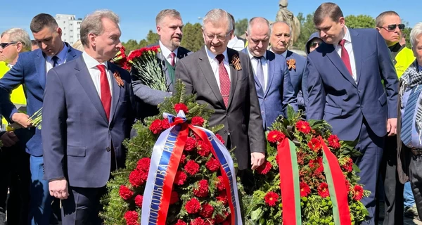 Под возгласы 