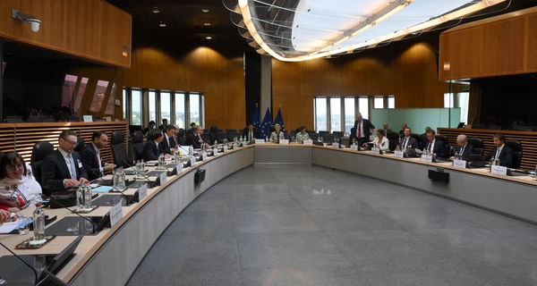 Европейские страны ждут встречи Зеленского и Путина в Стамбуле, прежде чем усилить санкции, – Bloomberg