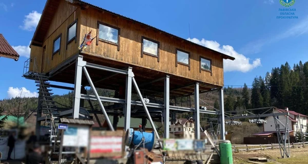 Туристка упала с 7-метрового подъемника в Славско - владельцу турбазы сообщили о подозрении