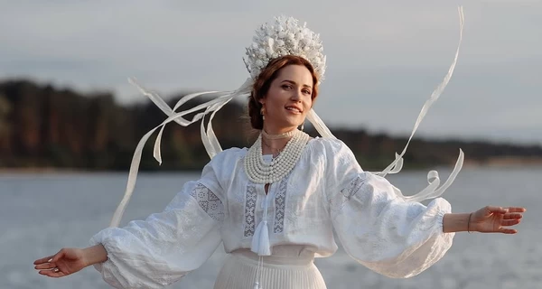 Вишиванки зірок: Денисенко показала колекцію сорочок, а Кухар позувала у дизайнерській вишиванці разом зі студентами коледжу