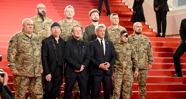 Соліст U2 Боно в Каннах представив документалку про себе в компанії Шона Пенна та українських військових