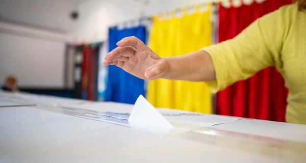 Евроскептик Симион против мэра Бухареста: в Румынии проходит второй тур президентских выборов