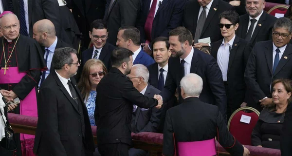 Зеленский пожал руку Вэнсу впервые после февральской ссоры в Белом доме