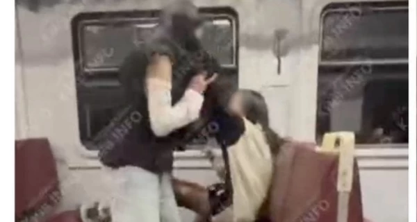 Кадры ожесточенной драки девочек-подростков в электричке под Киевом попали в соцсети