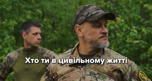 Ектор Хіменес-Браво показався у військовій формі і розповів, як проходив навчання на полігоні